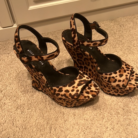 Brand new Alice and Olivia leopard platform sandal.  Never worn.  5 inch heel - Picture 2 of 4